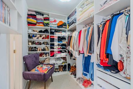 Casa de condomínio à venda com 240m², 4 quartos e 2 vagasCloset