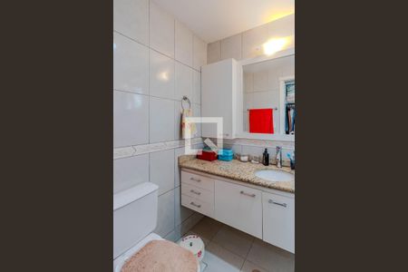 Casa de condomínio à venda com 240m², 4 quartos e 2 vagasBanheiro do Quarto 1