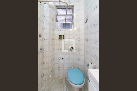 Banheiro social de kitnet/studio para alugar com 1 quarto, 27m² em Botafogo, Rio de Janeiro