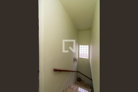 Casa à venda com 115m², 2 quartos e 2 vagas Casa à venda com 115m², 2 quartos e 2 vagasEscada