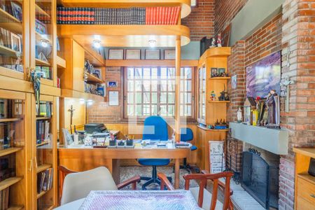 Casa à venda com 500m², 3 quartos e 4 vagas Casa à venda com 500m², 3 quartos e 4 vagasEscritório