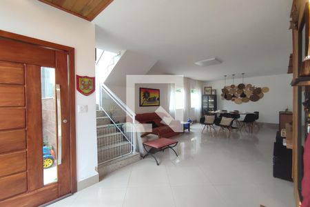 Sala de casa de condomínio para alugar com 3 quartos, 315m² em Jacarepaguá, Rio de Janeiro