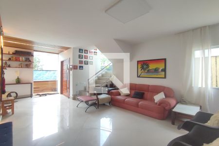 Sala de casa de condomínio para alugar com 3 quartos, 315m² em Jacarepaguá, Rio de Janeiro