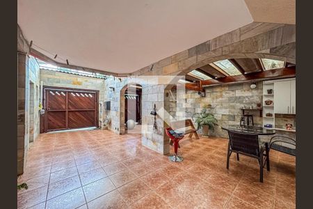 Casa à venda com 274m², 4 quartos e 4 vagas Casa à venda com 274m², 4 quartos e 4 vagasGaragem