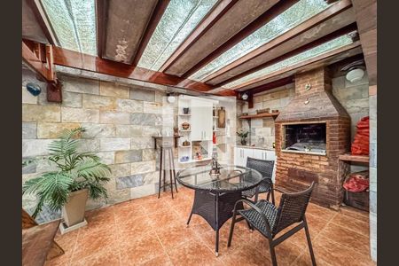 Casa à venda com 274m², 4 quartos e 4 vagas Casa à venda com 274m², 4 quartos e 4 vagasEspaço Gourmet