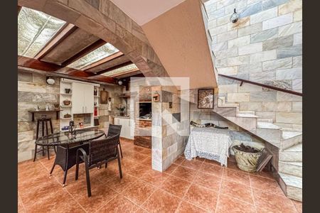 Casa à venda com 274m², 4 quartos e 4 vagas Casa à venda com 274m², 4 quartos e 4 vagasÁrea comum - Churrasqueira