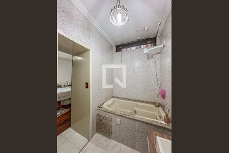 Casa à venda com 274m², 4 quartos e 4 vagas Casa à venda com 274m², 4 quartos e 4 vagasBanheiro Suíte