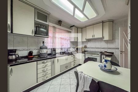 Casa à venda com 274m², 4 quartos e 4 vagas Casa à venda com 274m², 4 quartos e 4 vagasCozinha