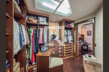 Casa à venda com 274m², 4 quartos e 4 vagas Casa à venda com 274m², 4 quartos e 4 vagasCloset