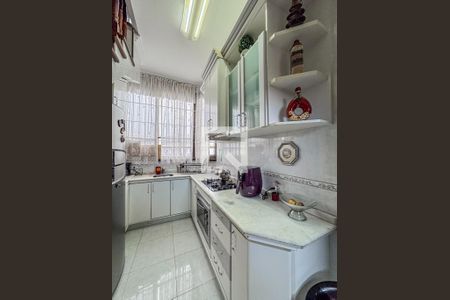 Casa à venda com 274m², 4 quartos e 4 vagas Casa à venda com 274m², 4 quartos e 4 vagasCozinha