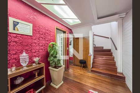 Casa à venda com 274m², 4 quartos e 4 vagas Casa à venda com 274m², 4 quartos e 4 vagasEscada