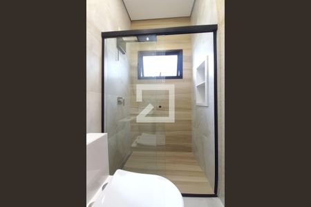 Casa de condomínio à venda com 360m², 3 quartos e 4 vagas Casa de condomínio à venda com 360m², 3 quartos e 4 vagasBanheiro da Suíte 2