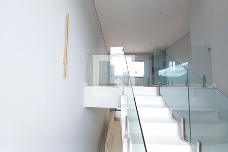 Casa de condomínio à venda com 360m², 3 quartos e 4 vagas Casa de condomínio à venda com 360m², 3 quartos e 4 vagasEscada