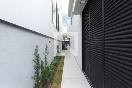 Casa de condomínio à venda com 360m², 3 quartos e 4 vagas Casa de condomínio à venda com 360m², 3 quartos e 4 vagasCorredor Lateral