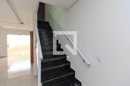Casa à venda com 150m², 3 quartos e 2 vagasEscada