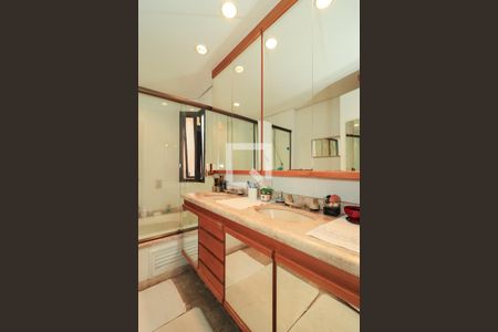 Apartamento para alugar com 196m², 3 quartos e 4 vagas Apartamento para alugar com 196m², 3 quartos e 4 vagasBanheiro da Suíte 1