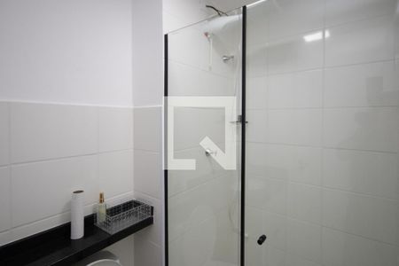 Banheiro de kitnet/studio para alugar com 1 quarto, 29m² em Parque Vitoria, São Paulo