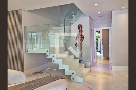 Casa de condomínio à venda com 400m², 5 quartos e 4 vagasEscada