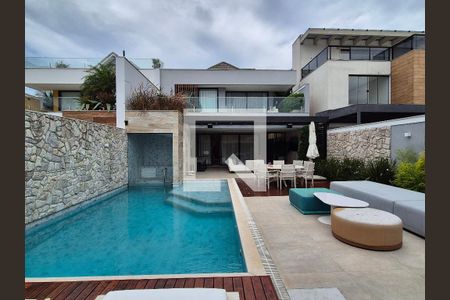 Casa de condomínio à venda com 400m², 5 quartos e 4 vagasÁrea externa