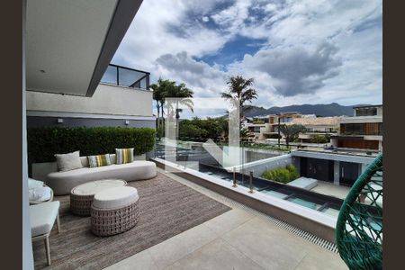 Casa de condomínio à venda com 400m², 5 quartos e 4 vagasVaranda das suites 3 e 4