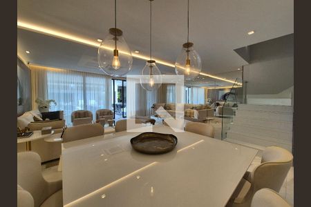 Casa de condomínio à venda com 400m², 5 quartos e 4 vagasSala