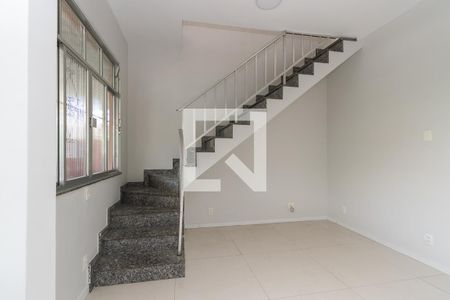 Sala - Acesso ao 2º andar de casa para alugar com 3 quartos, 200m² em Olaria, Rio de Janeiro