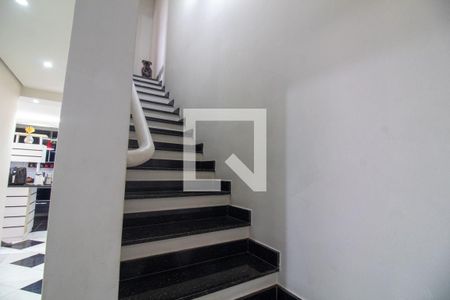 Apartamento à venda com 96m², 2 quartos e 1 vaga Apartamento à venda com 96m², 2 quartos e 1 vagaEscada