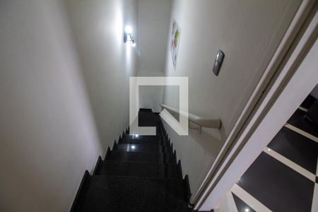 Apartamento à venda com 96m², 2 quartos e 1 vaga Apartamento à venda com 96m², 2 quartos e 1 vagaEscada