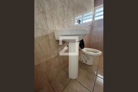 Banheiro de casa para alugar com 2 quartos, 250m² em Vila Figueira, Suzano