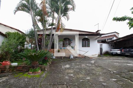 Casa à venda com 284m², 6 quartos e 6 vagas Casa à venda com 284m², 6 quartos e 6 vagasFachada