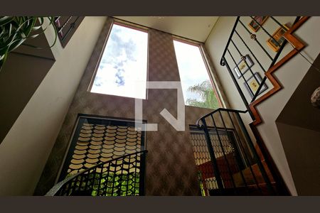 Casa de condomínio à venda com 315m², 3 quartos e 4 vagas Casa de condomínio à venda com 315m², 3 quartos e 4 vagasEscada