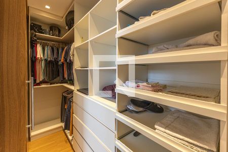Apartamento à venda com 130m², 3 quartos e 3 vagas Apartamento à venda com 130m², 3 quartos e 3 vagasCloset da suíte