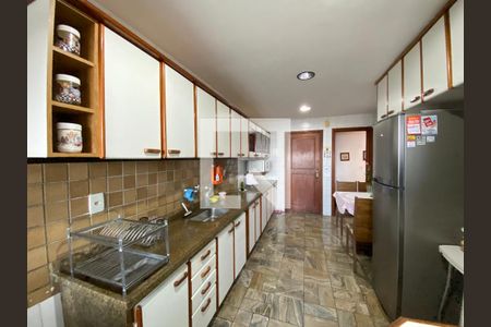 Apartamento à venda com 288m², 4 quartos e 2 vagas Apartamento à venda com 288m², 4 quartos e 2 vagasCozinha e Área de Serviço