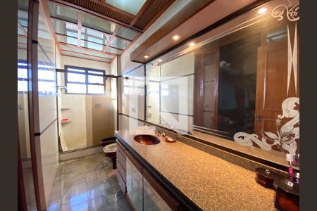 Apartamento à venda com 288m², 4 quartos e 2 vagas Apartamento à venda com 288m², 4 quartos e 2 vagasBanheiro e Closet do quarto 4