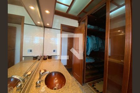 Apartamento à venda com 288m², 4 quartos e 2 vagas Apartamento à venda com 288m², 4 quartos e 2 vagasBanheiro e Closet do quarto 4