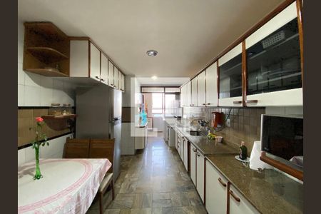 Apartamento à venda com 288m², 4 quartos e 2 vagas Apartamento à venda com 288m², 4 quartos e 2 vagasCozinha e Área de Serviço