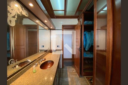 Apartamento à venda com 288m², 4 quartos e 2 vagas Apartamento à venda com 288m², 4 quartos e 2 vagasBanheiro e Closet do quarto 4