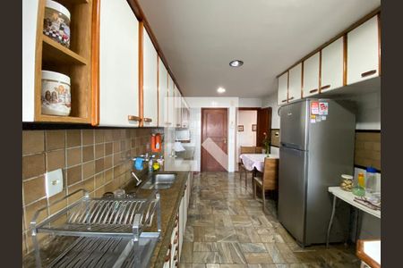 Apartamento à venda com 288m², 4 quartos e 2 vagas Apartamento à venda com 288m², 4 quartos e 2 vagasCozinha e Área de Serviço