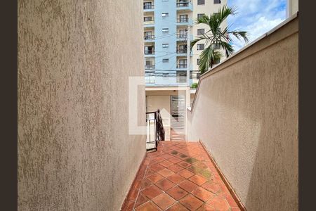 Casa à venda com 209m², 3 quartos e 5 vagasCorredor externo