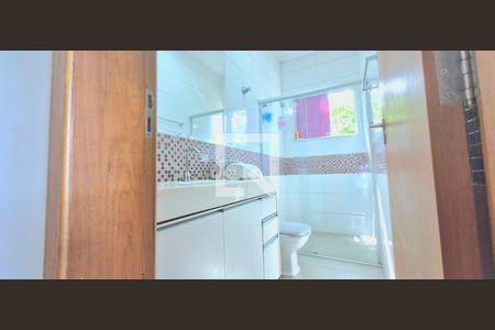 Casa de condomínio à venda com 265m², 4 quartos e 6 vagas Casa de condomínio à venda com 265m², 4 quartos e 6 vagasBanheiro da Suíte