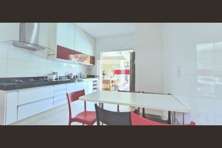 Casa de condomínio à venda com 265m², 4 quartos e 6 vagas Casa de condomínio à venda com 265m², 4 quartos e 6 vagasCozinha - Armários