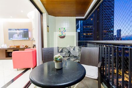 Apartamento à venda com 124m², 4 quartos e 3 vagasVaranda