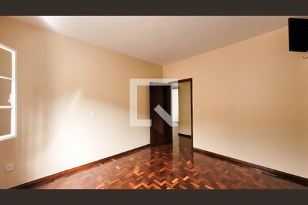 Casa para alugar com 250m², 4 quartos e 7 vagas Casa para alugar com 250m², 4 quartos e 7 vagasSuíte