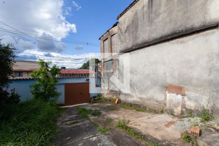 Casa à venda com 360m², 2 quartos e 4 vagas Casa à venda com 360m², 2 quartos e 4 vagasGaragem