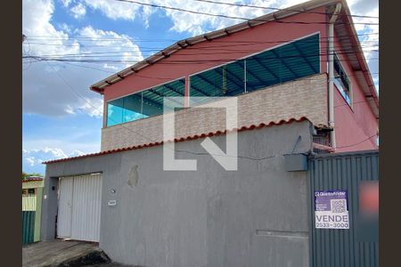 Casa à venda com 372m², 4 quartos e 4 vagasFachada