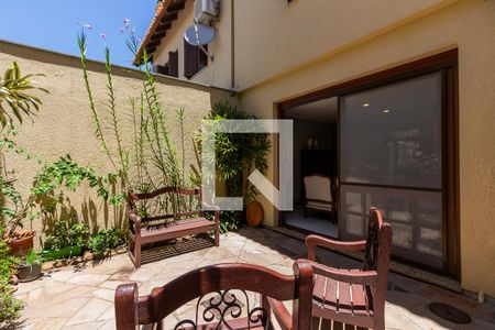 Casa de condomínio à venda com 219m², 3 quartos e 2 vagasQuintal