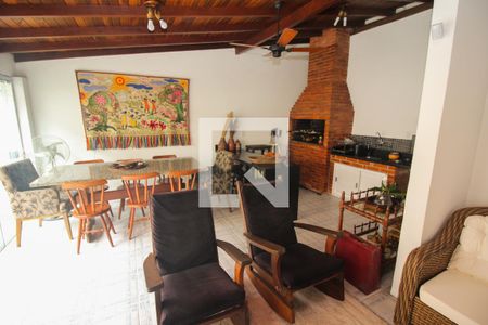 Casa à venda com 230m², 4 quartos e 4 vagas Casa à venda com 230m², 4 quartos e 4 vagasVaranda