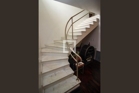 Casa à venda com 230m², 4 quartos e 4 vagas Casa à venda com 230m², 4 quartos e 4 vagasEscada