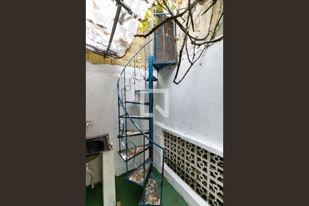 Casa à venda com 300m², 4 quartos e 4 vagasEscada da Casa 1