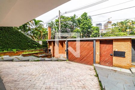 Casa para alugar com 428m², 4 quartos e 6 vagas Casa para alugar com 428m², 4 quartos e 6 vagasGaragem